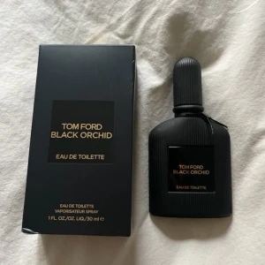 Tom Ford Parfym - Black Orchid - Parfym ifrån Tom Ford. Black Orchid! Unisex. En väldigt lyxig och mogen doft.  50% kvar i flaskan. 30 ml ifrån början så  15 ml kvar - den är väldigt stark i doften så behövs endast 1-2 spray för att få en bra doft. 30 ml säljs i butik för 1005kr