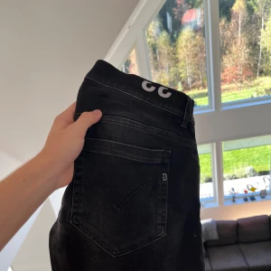 Dondup George strl 33 - Säljer nu mina svarta dondup jeans som är köpa på NK i somras. Använda fåtal gånger och inga tecken på slitage. Skick 9/10. Priset är ej hugget i sten