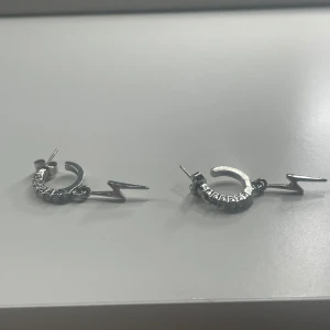 Silver örhängen med blixt ⚡️  - Blixt örhängen från ur & Penn 💕⚡️