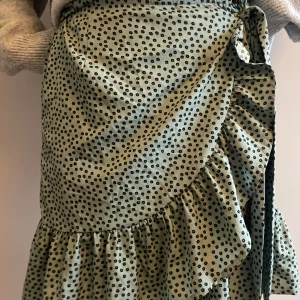 Kjol från pieces - Så snygg kjol köpt på zalando! Aldrig använd!💚🖤💚🖤