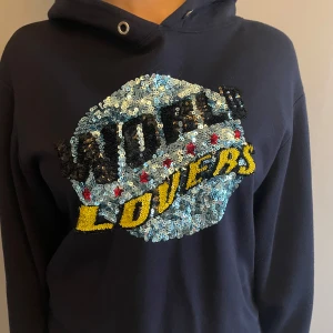 Sandro hoodie  - Så cool och fin Sandro hoodie! Tyvärr en liten defekt på ärmen som dock inte syns så mycket pga att tröjan är mörk! 