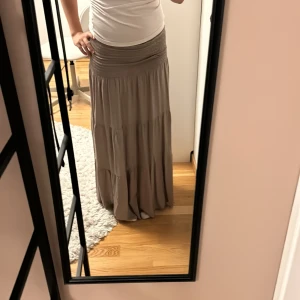 Långkjol  - En beige ish långkjol i bra skick. Nästan aldrig använd!! Köpte för ca 300 kr