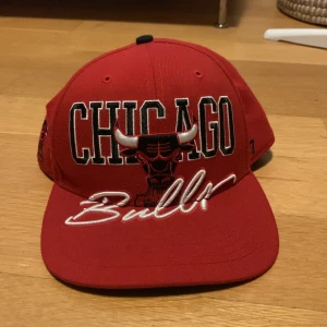  Chicago bulls keps  - Hej säljer nu min Chicago bulls Leo då jag inte använder den. Den är som ny Max använd 5-7 gånger. Går såklart att pruta.😁