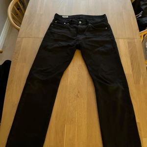 Levis 501 jeans  - Säljer nu ett par Levis 501 i storleken W30 L30. Skicket på dom är helt okej typ 7/10 då de har tappat lite färg. Pris kan diskuteras vid snabb affär.