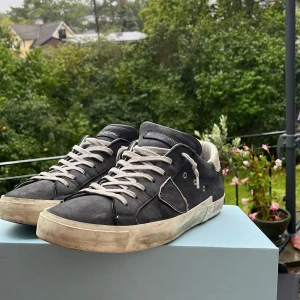 Philippe Model Blå - Blåa philippe model i strl 44. Köpta för ca 1 år sen och är i 8/10 skick (se bild 1 för en repa längs sulan). Pris kan diskuteras vid en SNABB AFFÄR. Kom pm för övriga frågor