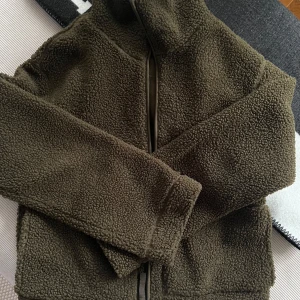 Mörkgrön Teddy Jacka  - Jacka från H&M. Använd en gång. Storlek S