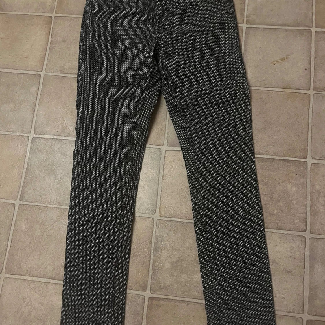 Mönstrade byxor i svart och vitt