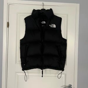 The North Face Retro Nuptse 700 - Finns ett litet hål, bild 3. Annars inga flaws. 