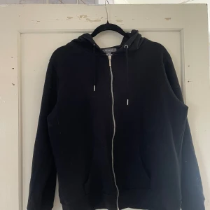 Svart hoodie från Primark - Säljer en svart hoodie från Primark i storlek XL. Den har en dragkedja framtill och en mysig huva. Perfekt för höst och vinter, och den är i bra skick. Passar både till vardags och chillkvällar. 🖤