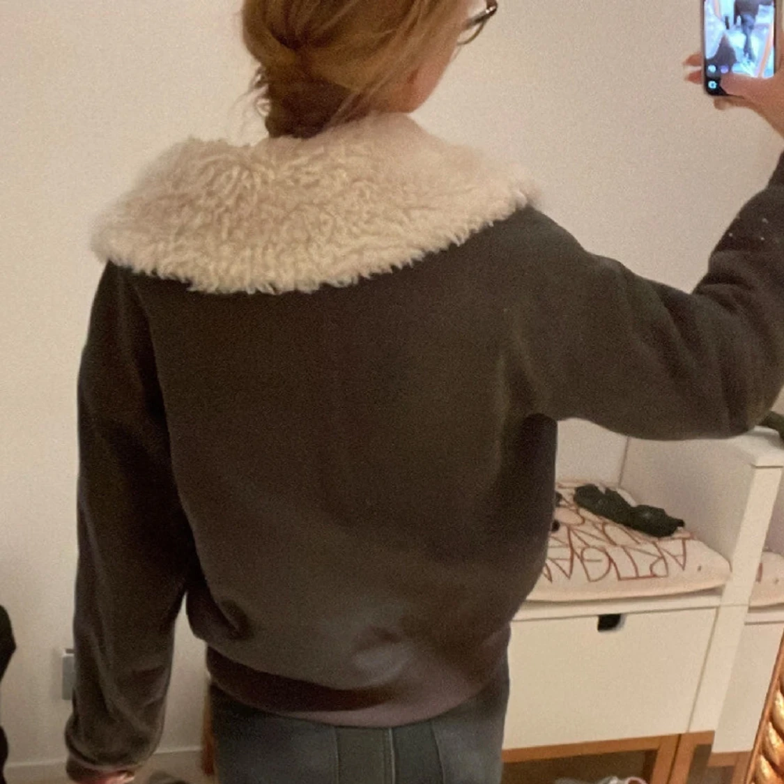 Svart bomberjacka med fuskpäls - 44