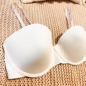 Vit BH, size 75D, helt ny oanvänd från Sinsey. BH, vit bh, storlek 75D, oanvänd bh, Sinsey bh, underkläder, behå, komfortabel bh, snygg bh, balconette bra, size 75D, brand new bra, Sinsey bra, lingerie, comfortable bra, stylish bra, new underwear