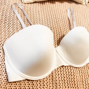 White new bra - Vit BH, size 75D, helt ny oanvänd från Sinsey. BH, vit bh, storlek 75D, oanvänd bh, Sinsey bh, underkläder, behå, komfortabel bh, snygg bh, balconette bra, size 75D, brand new bra, Sinsey bra, lingerie, comfortable bra, stylish bra, new underwear