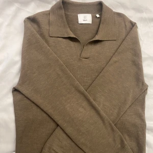 Brun långärmad pikétröja från Bläck - Säljer en stilren och bekväm brun långärmad pikétröja från Bläck. Perfekt för både höst o vintern🤩 Nypris 699kr. Mitt pris: 249kr. Oanvänd, glömde bort att jag köpte o nu har returdatum gått ut. Passar 175-185. Fråga för mer bilder eller annat😊