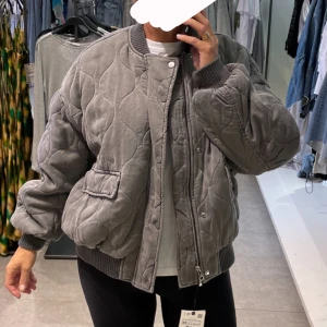 zara jacka - säljer en superfin varmare jacka från zara, då jag aldrig använt den💞