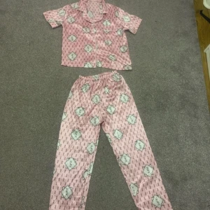 Silk rosa pyjamas set - Jag säljer en rosa silke pyjamas set. Den passar för S och M storlek. Den är super skön och vacker.