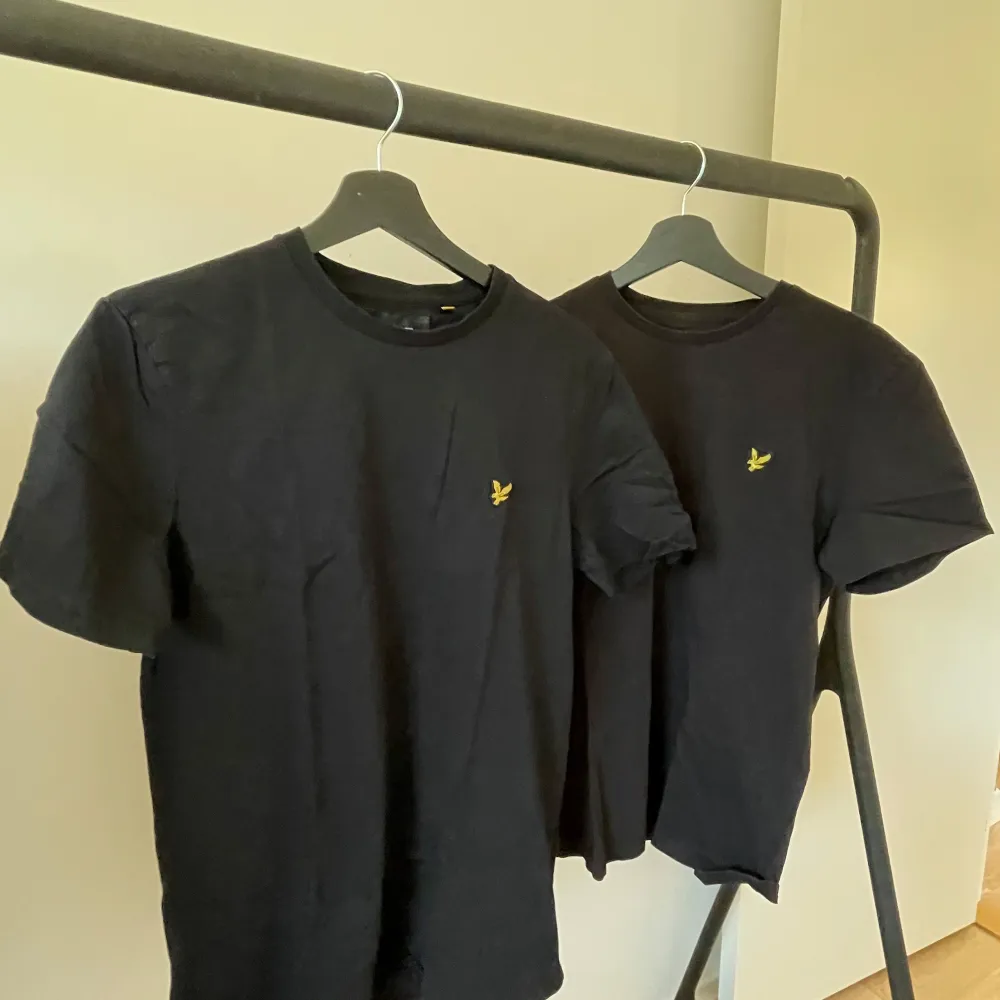 Lyle and Scott i svart #2 (Har flera likadana i storlek M och färg svart) . T-shirts.