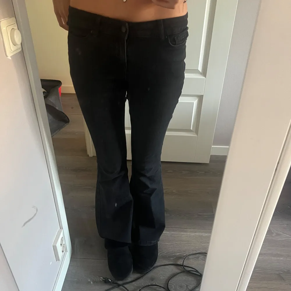 svarta lågmidjade jeans från veromoda i storlek M/32. dom passar mig och jag är 172. midjan rakt över: 36cm innerbenslängd: 78cm i jättebra skick. Jeans & Byxor.