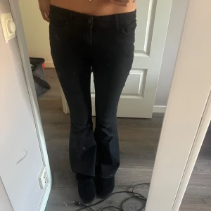 svarta lågmidjade jeans  - svarta lågmidjade jeans från veromoda i storlek M/32. dom passar mig och jag är 172. midjan rakt över: 36cm innerbenslängd: 78cm i jättebra skick