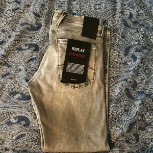 Replay jeans  -  Säljer ett par Replay jeans som jag har använt två gånger endast det ingår ett svart Flood bälte till den som köper, Den passar till dig som är en och 170 cm Skriv för mer information. Skriv för mer Information