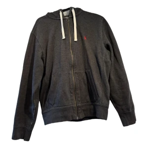 Ralph Lauren zip hoodie - Rakph Lauren zip hoodie, gammal modell men väldigt fint skick, säljer nu eftersom den är för liten. Storleken är M men det passar mer som S. Hör av er vid frågor/funderingar.