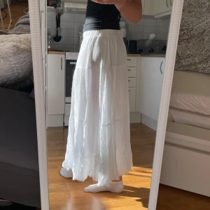 Maxikjol från Stradivarius - Superfin maxikjol i bra skick💖 Säljer då jag tycker den är lite för kort för mig, jag är 173cm lång