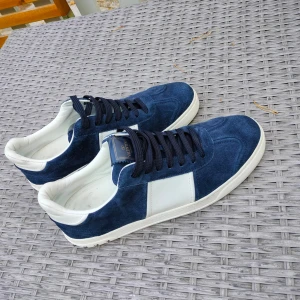 Valentino Flycrew Mörkblå - Ett par valentino flycrews i mörkblå färg som är i mycket fint skick. Skorna är nästan aldrig använda och har inga större defekter samt alla nitar kvar. inget Og. Byten kan vara intresant, helst röda flycrews men även annat!