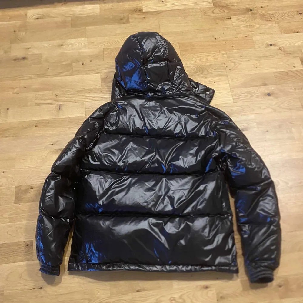 Jag säljer min moncler jacka. Den är köpt i monclers hemsida. Den är i bra stick 9/10 om ni vill diskutera priset eller ha mer info så är det bara att skriva till mig. Jackor.