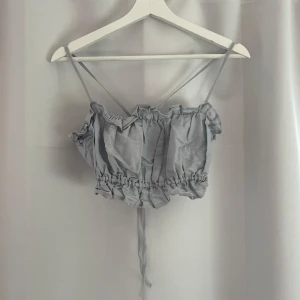 Topp från H&M - Söt topp från H&M i bra skick! Perfekt att ha över bikini💖 