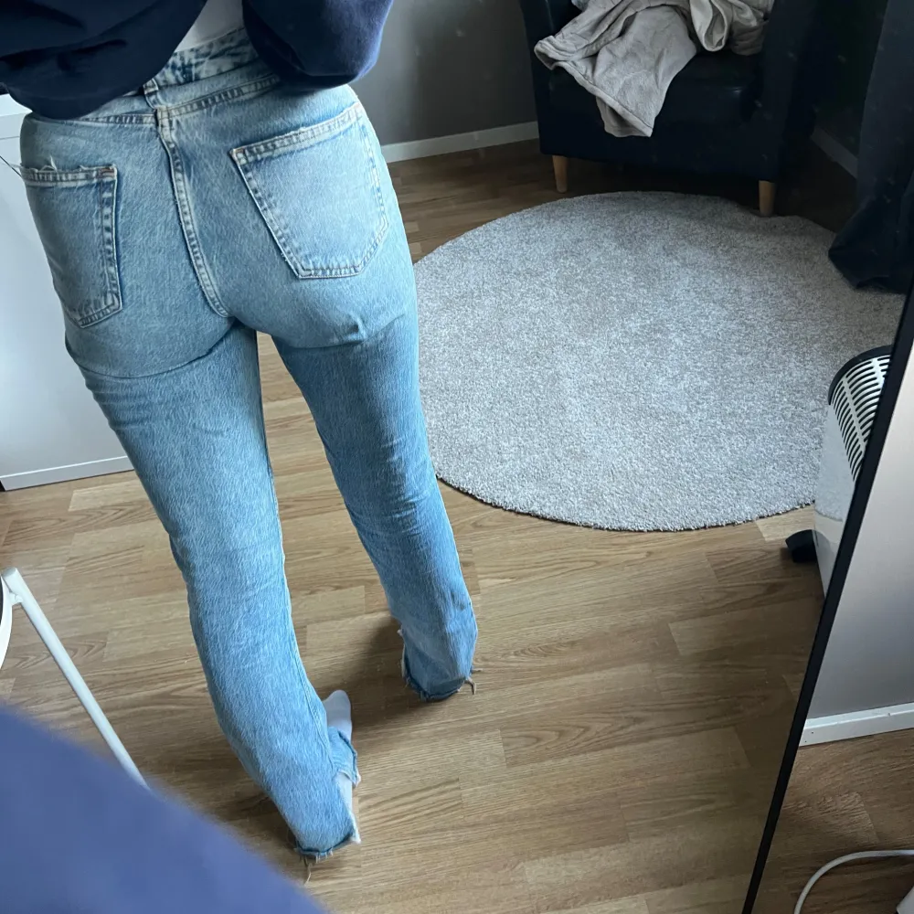  Jeans från Zara, sköna och bra passform. Hög i midjan, går över naveln! 350kr , köparen står för frakten! 👖💞. Jeans & Byxor.