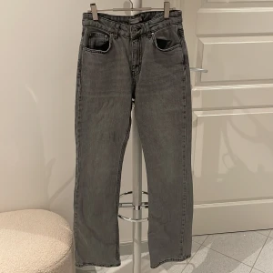 Jeans  - Gråa jeans, vida ner till och är medelhög i midjan. Bra skick 