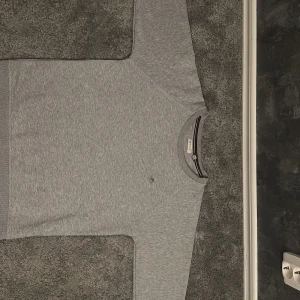 GANT tröja  - Fin grå gant tröja, passar perfekt nu för höst/vinter, nypris 1300 kr mitt pris 400,!nyskick!, inga fläckar eller deflekter.  Pris går självklart att diskutera