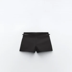 shorts - säljer dessa snygga minishorts som är lågmidjade från zara. Aldrig använt, väldigt bra skick
