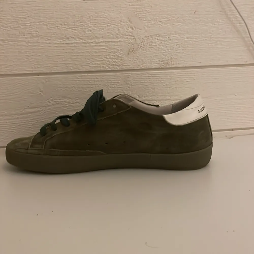 Ett par Golden goose Superstars I en unik khaki grön mokka  färg storleken är 41 skulle passa 42/42,5  pris kan diskuteras . Skor.