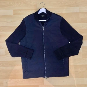 Massimo Dutti | Cardigan  - Säljer min Massimo Dutti cardigan! | Har använts lite finns nåt litet tecken på användning men inget som märks av! | Storlek M. | Väldigt svåra att få tag på så ta chansen! | Ställ gärna frågor innan du köper!