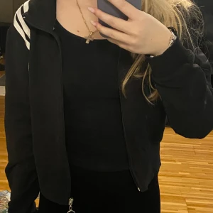Svart jacka - Jackan är i bra skick och det finns inga defekter.