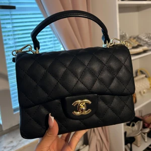 Väska - Oäkta. Kommer ej till användning 