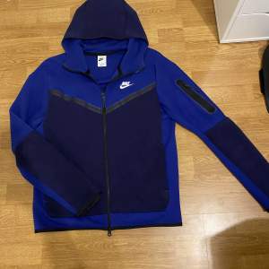 Hej! Nike tech tröja old season som inte längre säljs. Storlek:M, inga defekter, cond 10/10 använd nån enstaka gång. Nypris cirka 1400kr har inget fast pris så kom gärna med förslag! Kvitto kan finnas digitalt. Hör av er vid frågor//Daahlgren.resell😁