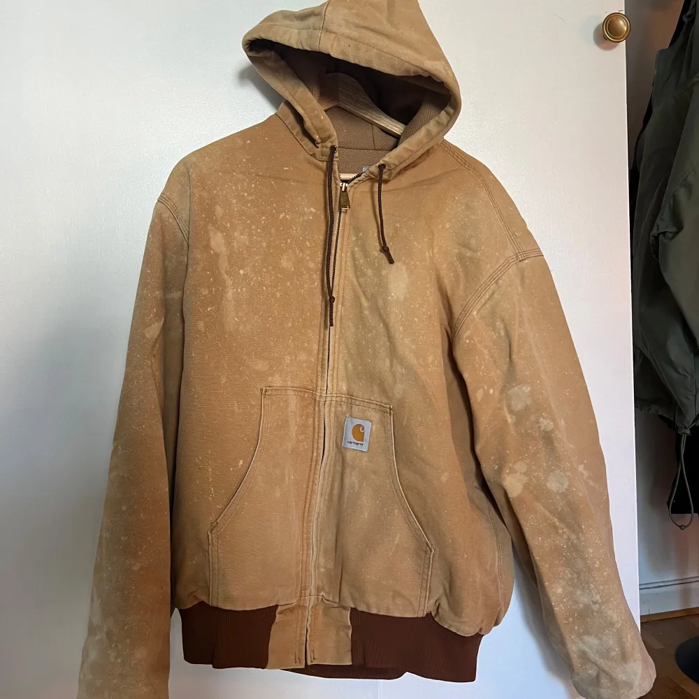 Carhartt workwear jacket som passar storlek L. Paintsplatter har den på sig men är i ett väldigt bra skick med tanke på livslängden . Jackor.