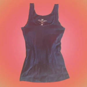 mörkblått linne 🫐 - mörkblått linne från h&m med lite spets ✨ kontakta gärna vid frågor <3