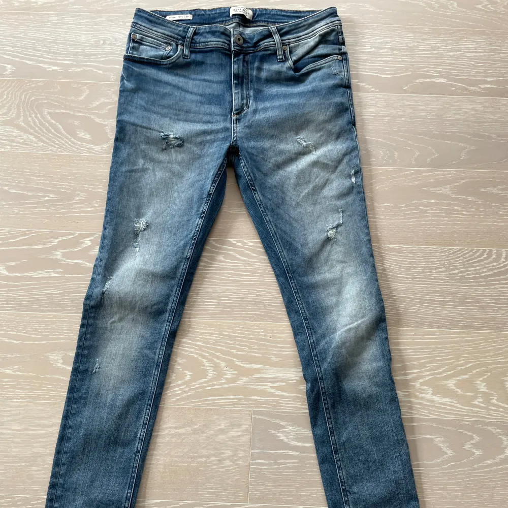 Säljer nu dessa fräscha Jack & Jones jeans | jeansen är i jätte fint skick 9/10 | storlek W31 L32 | hör av er vid minsta lilla fundering!. Jeans & Byxor.