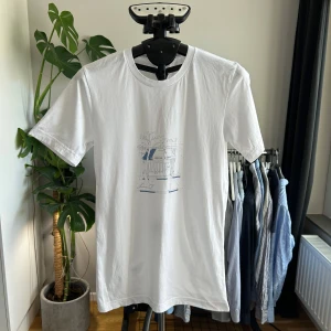 Tshirt med tryck - Riktigt snygg tshirt med tryck, inget märke. Oanvänt skick!