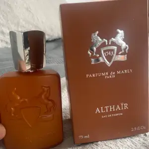 Hej! Säljer samples av Parfums de Marley Althaïr. Samples är 2 ml och kostar 100kr/ styck (+frakt). Hör av dig innan du köper så jag hinner göra en personlig annons till dig🤗🤗