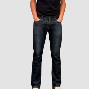 Nudie Jeans Grim Tim - Inprincip helt nya Jeans från Nudie i passformen grim tim som är en slimmad modell, riktigt snygg mörkblå färg. Skick 10/10 använda endast en gång  W34/L32 Vid fler frågor och funderingar är det bara att skicka DM! Modellen är ca 190cm och väger 76kg