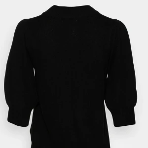 Trekvartsärmad tröja - I toppskick och använd ett par gånger, köpt ett år sedan. Passar perfekt till hösten. Hör av vid fler bilder eller frågor.