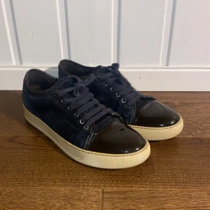 Lanvin skor - Ett par riktigt fräscha Lanvin skor! Det är storlek 7 vilket passar bra på 42/43. De har riktigt fina och glansiga captoes 🔥