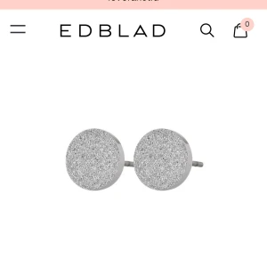 Edblad Dottie studs  - Säljer mina jättefina Dottie glittering studs från Edblad💗 Dem är i jättefint skick, helt oanvända🌟 Kontakta mig för egna bilder💗