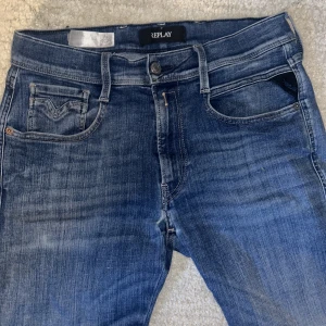 Replay jeans - Blåa reaplay anbass jeans, storlek 31/32. Liten slitning vid skrevet, enkelt att fixa. 