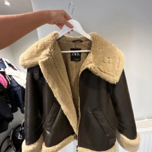 Zara jacka  - Fin zara jacka i väldigt bra skick! Köpt för 1299 kronor!