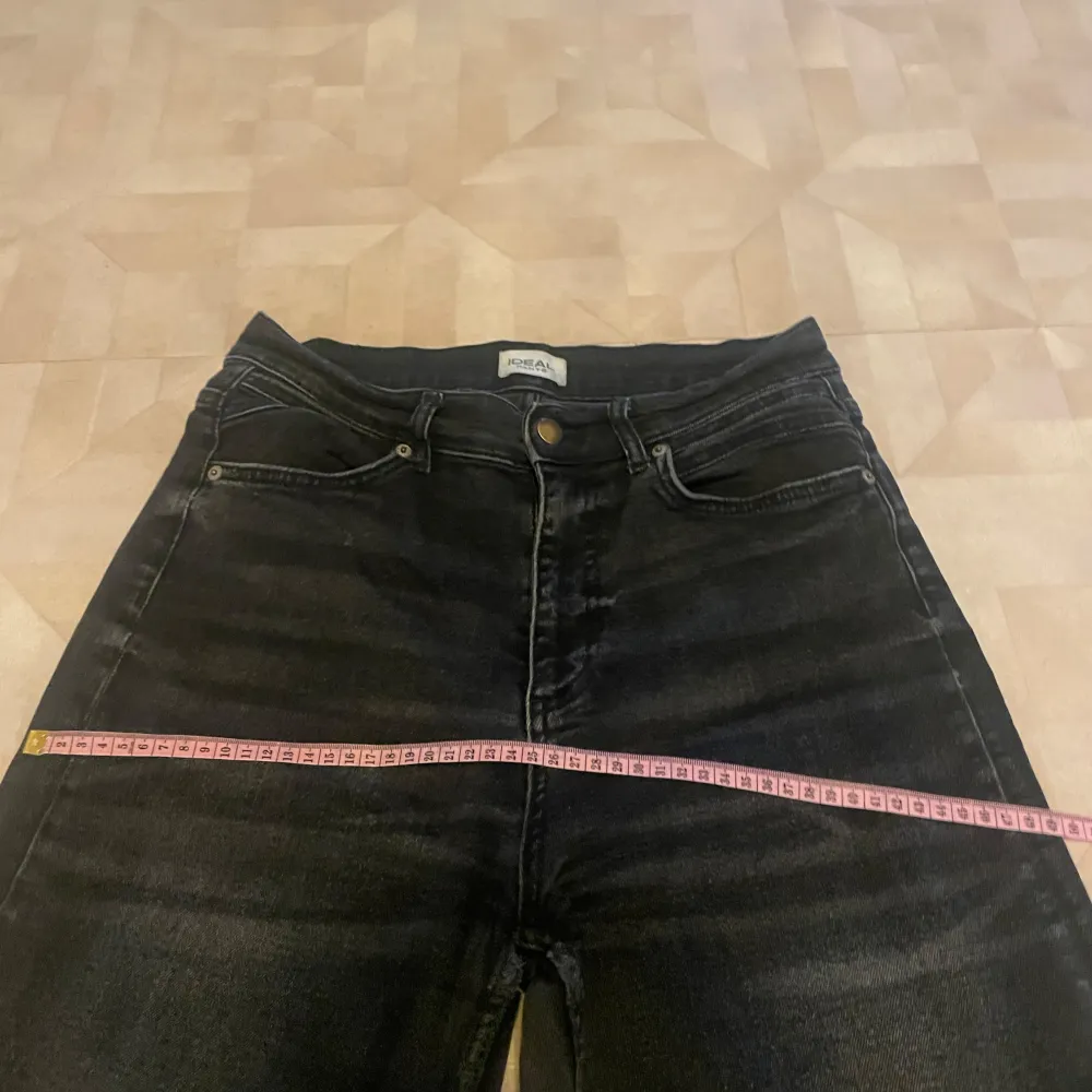 Svarta snygga jeans i modell Midwaist🥰 Köpte på madlady för ca 2 år sedan och säljer pga för liten storlek. Ganska använda men inga märkbara slitningar😊 Nypris 600kr. Pris går att diskutera🥰. Jeans & Byxor.