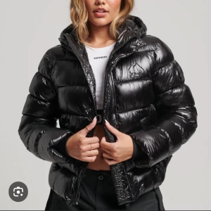 Superdry puffet jacket - En super fin jacka ifrån superdry. Jackan är i ett mycket bra skick och har inga defekter. Den köptes för 1299kr och säljs för 750kr. Jackan går inte längre att köpa i Sverige🫶🏼 skriv vid funderingar 